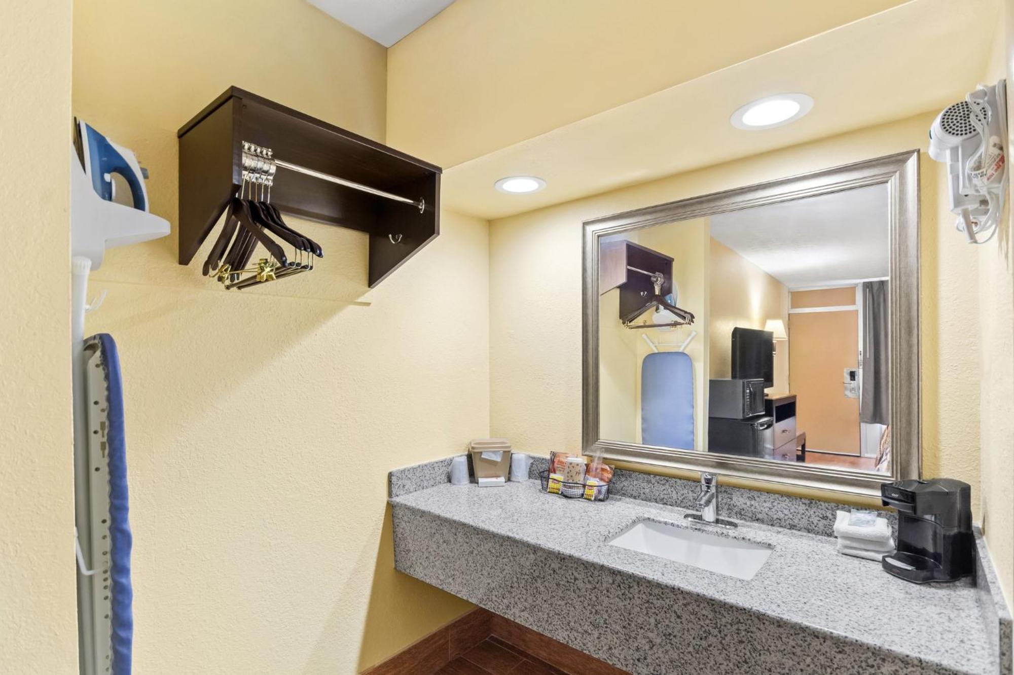 Red Roof Inn Berea Bagian luar foto